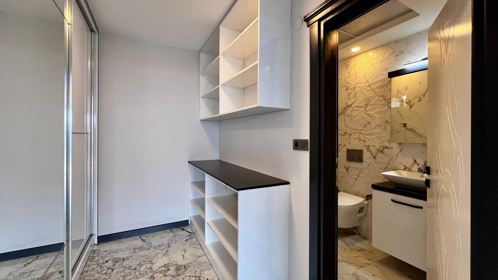 Ebeveyn Giyinme Odası & Banyo Geçişi