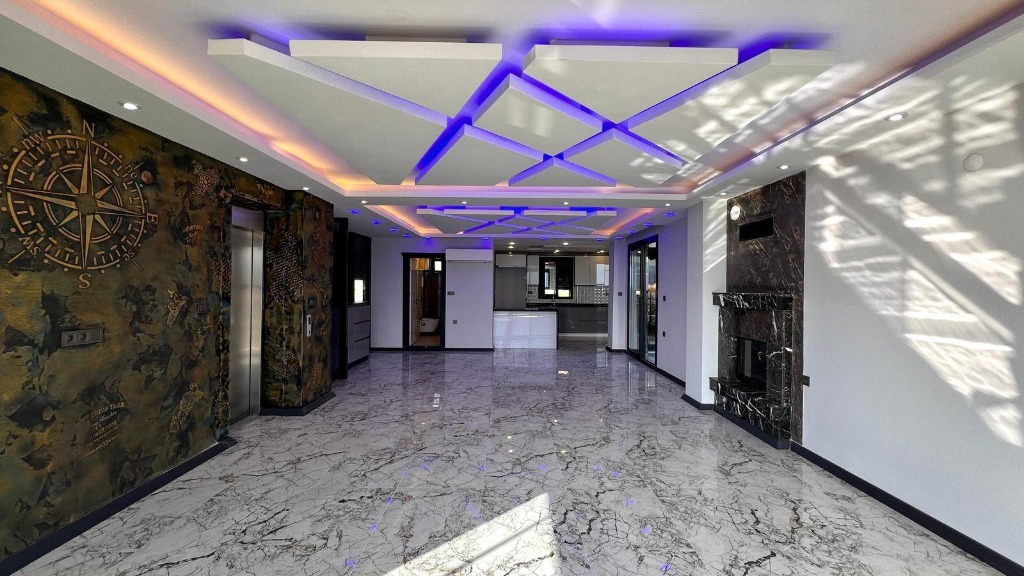 Lüks Salon, Şömine ve Kat Asansörü