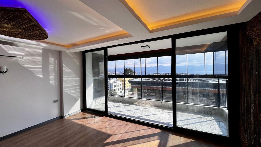 Geniş Cam Cepheli Salon