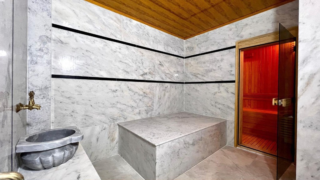 Mermer Türk Hamamı ve Ahşap Sauna Odası